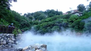 Suối nước nóng tự nhiên, hơi nước huyền ảo.