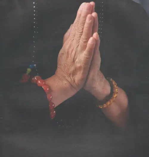 Bàn tay chắp, ánh sáng ấm áp, thiện lành.