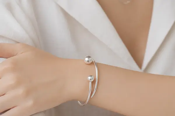 Phụ nữ đeo vòng bạc 925, cảm nhận năng lượng.