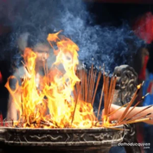 Hương vòng 48h đang cháy trên lư hương lớn.