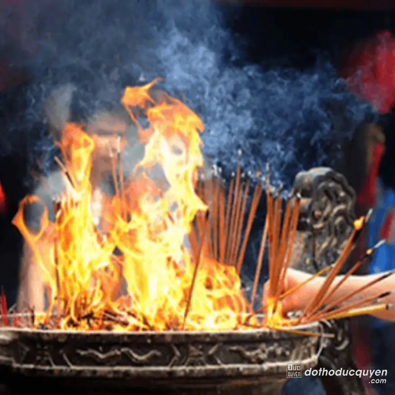 Bàn Thờ Gia Tiên: Lòng Thành Cùng Hương Vòng 48h Chuẩn Mực 4 Hương vòng 48h đang cháy trên lư hương lớn.