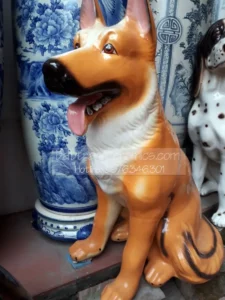 Chó may mắn bảo vệ nhà cửa.