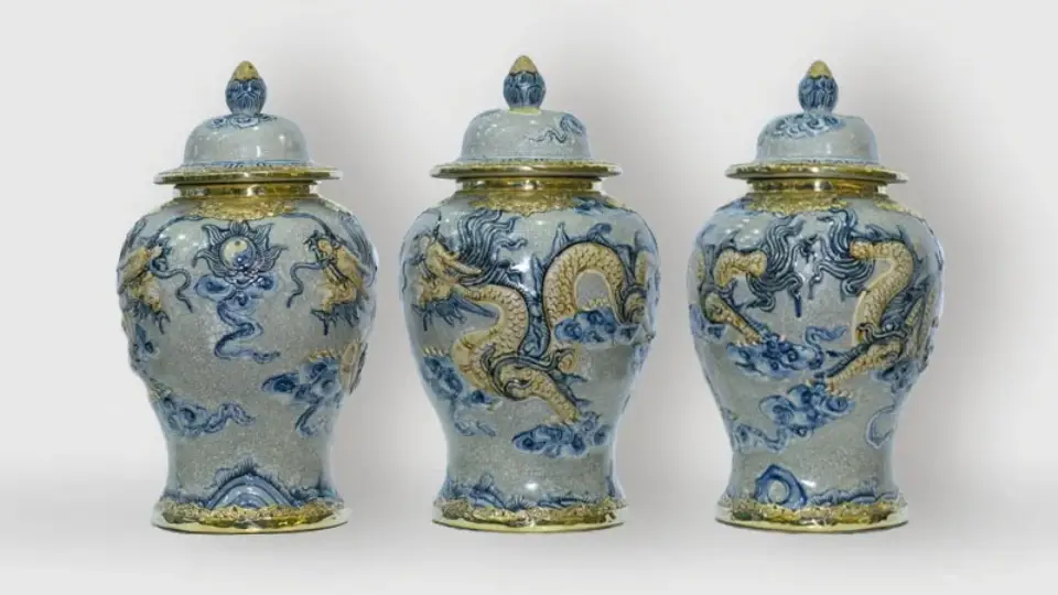 Hồ Lô Thờ Cúng: Hướng Dẫn Chi Tiết Bố Cục và Nghi Lễ Chuẩn Mực 4 Chóe thờ hình hồ lô sứ và đồng