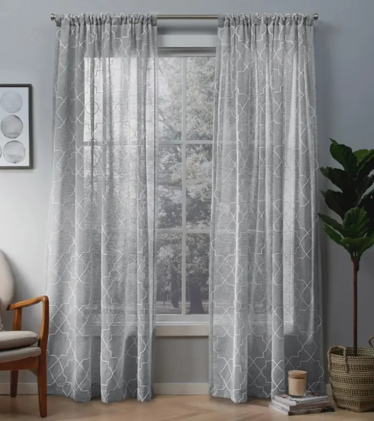 Rèm Cửa Mệnh Thủy: Khai Mở Con Đường Công Danh Vượt Trội 1 Rèm cửa trắng bạc phong thủy mệnh Thủy.