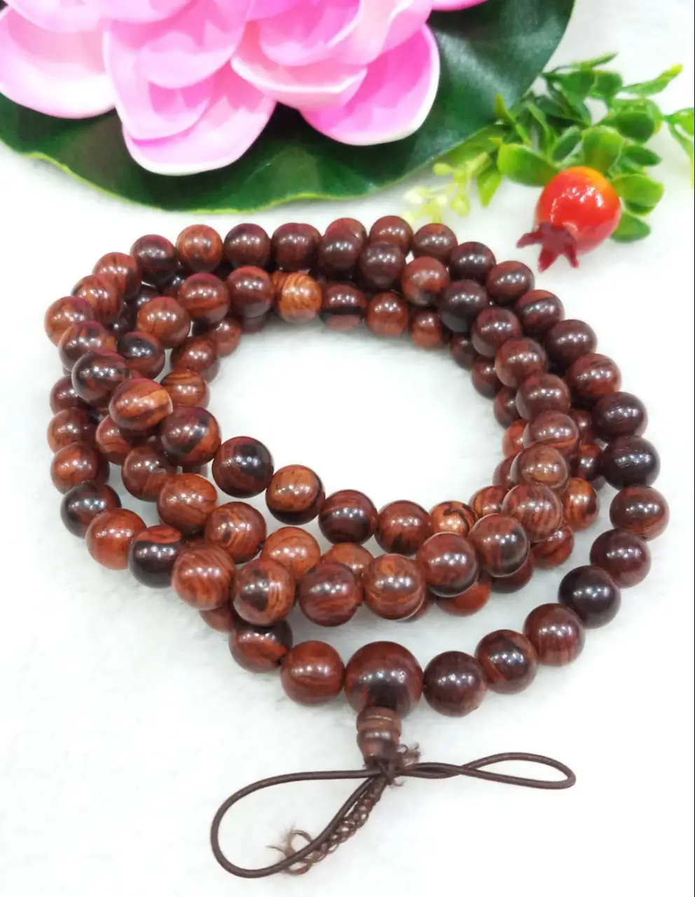 Vòng Gỗ Sưa 108 Hạt Ý Nghĩa Phong Thủy Sâu Sắc Cho Đời Sống 6 Vòng gỗ sưa 108 hạt trên bàn thiền Phật.