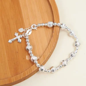 Vòng đá facet lấp lánh phản chiếu ánh sáng.