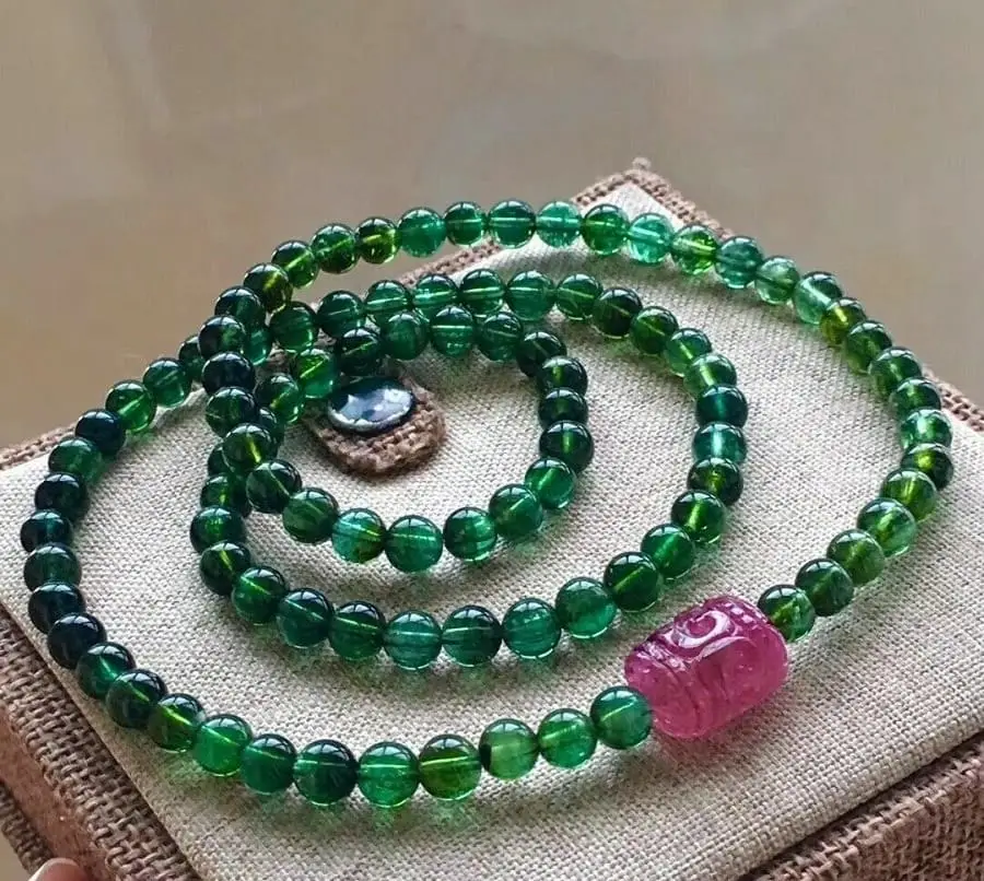 Thiền định bình an với vòng thạch anh.