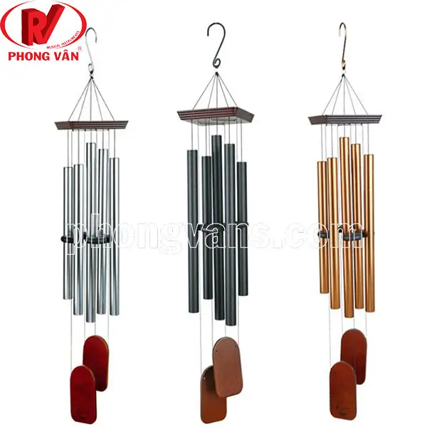 Phụ nữ thành kính treo chuông gió.