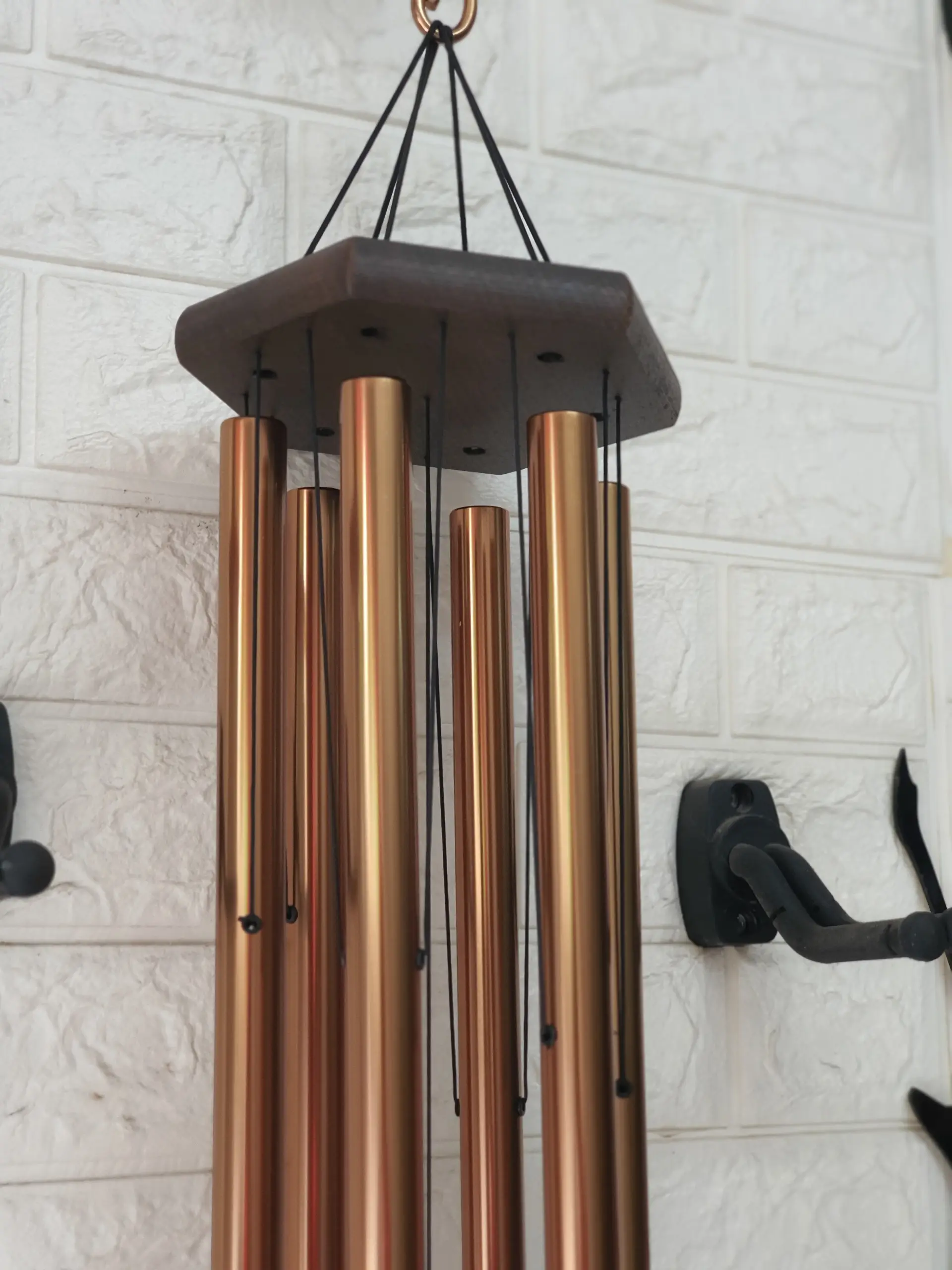 Cầu Thang Phạm Sát: Hóa Giải Bằng Chuông Gió Hiệu Nghiệm Theo Phong Thủy 5 Chuông gió kim loại treo gần cầu thang