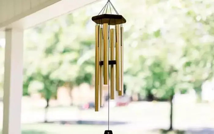 Bí Quyết Hóa Giải Nhà Bằng Chuông Gió: Cẩm Nang Chuyên Sâu Từ A-Z 7 Chuông gió treo sai vị trí: Lỗi phong thủy.