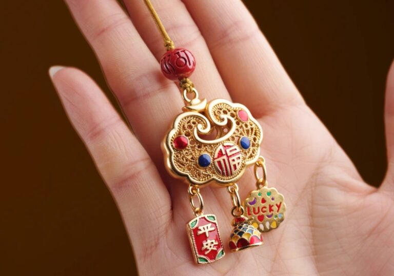 Linh Vật Tỳ Hưu Cho Nữ Mệnh Mộc 1996: Hướng Dẫn Toàn Diện Để Thu Hút Tài Lộc và Bình An 3 Cô gái trẻ chiêm nghiệm vật phẩm phong thủy.