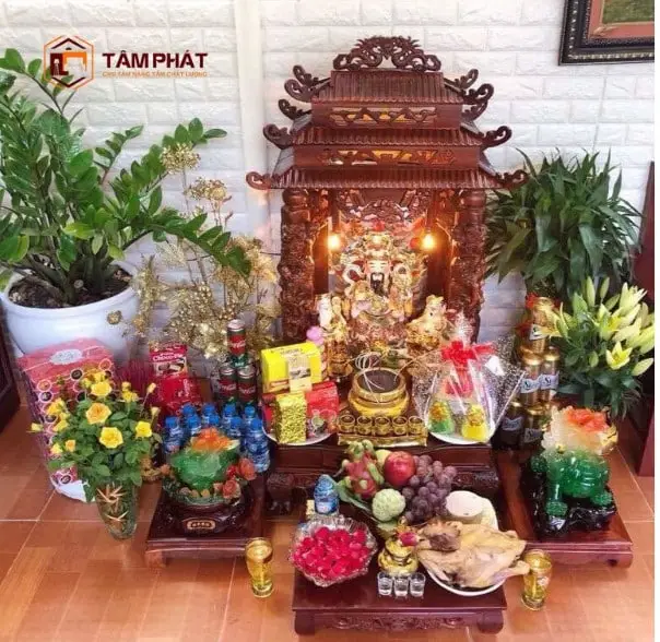 Cây Kim Tiền Thờ Thần Tài: Hướng Dẫn Sắp Đặt & Nghi Lễ Chuẩn Mực 5 Kim Tiền phong thủy cạnh bàn thờ.