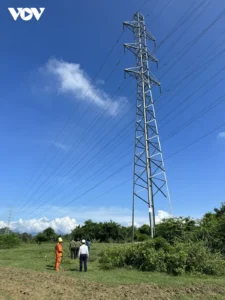 Cột điện cao thế đe dọa khu dân cư