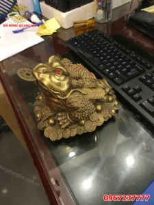 Thiềm Thừ phong thủy tinh xảo trên bàn làm việc.