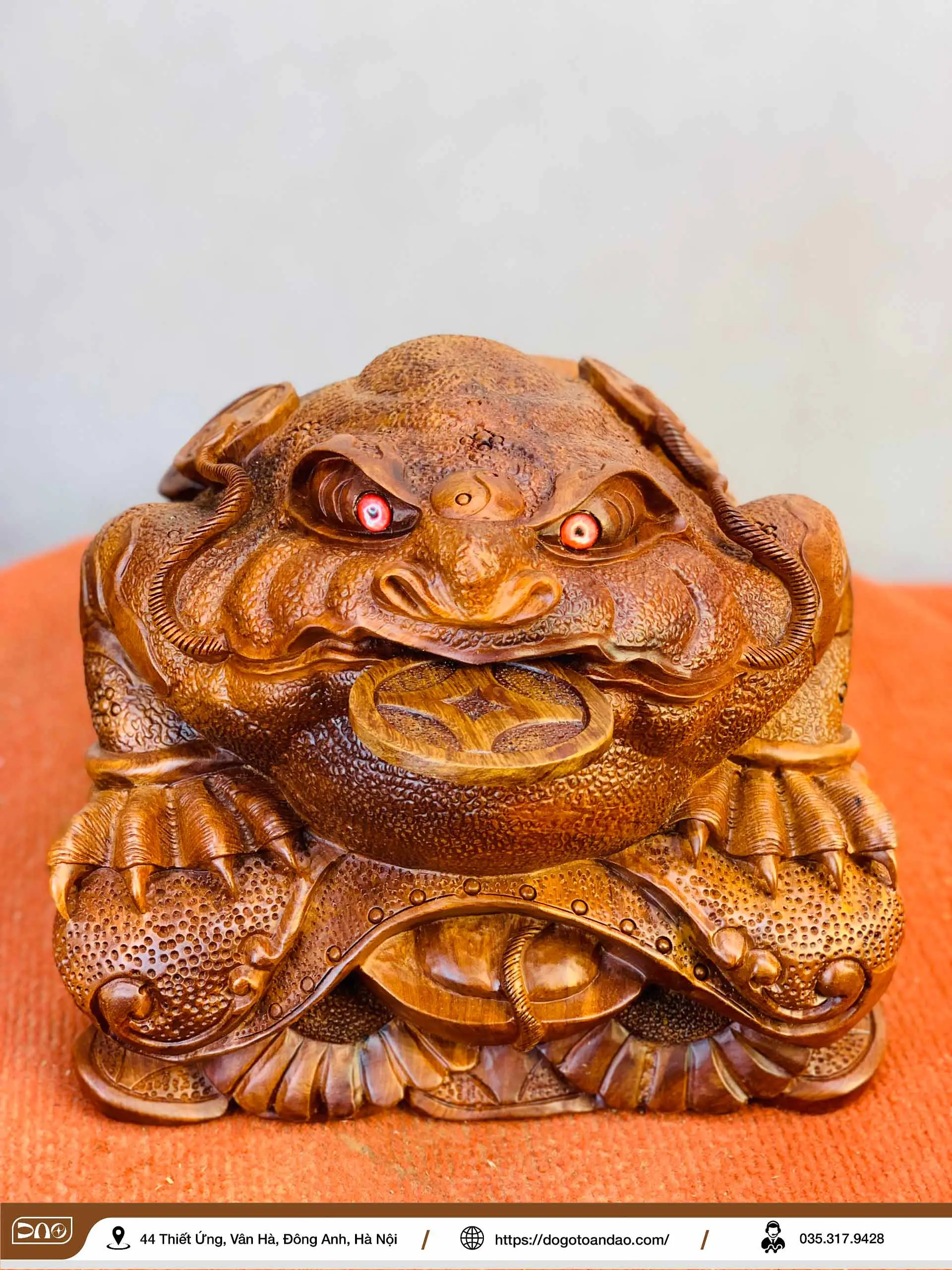 Cóc Thiềm Thừ ngậm tiền vàng: đồng, đá, gỗ, mạ vàng.