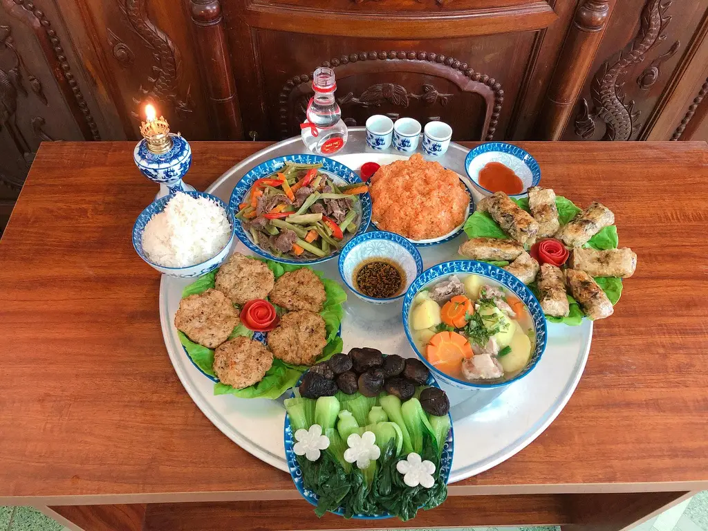 Mâm cúng truyền thống ngày Rằm, mùng Một