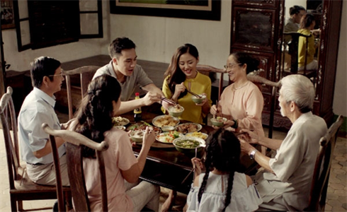 Gia đình quây quần ấm cúng, an yên Nhân hòa.