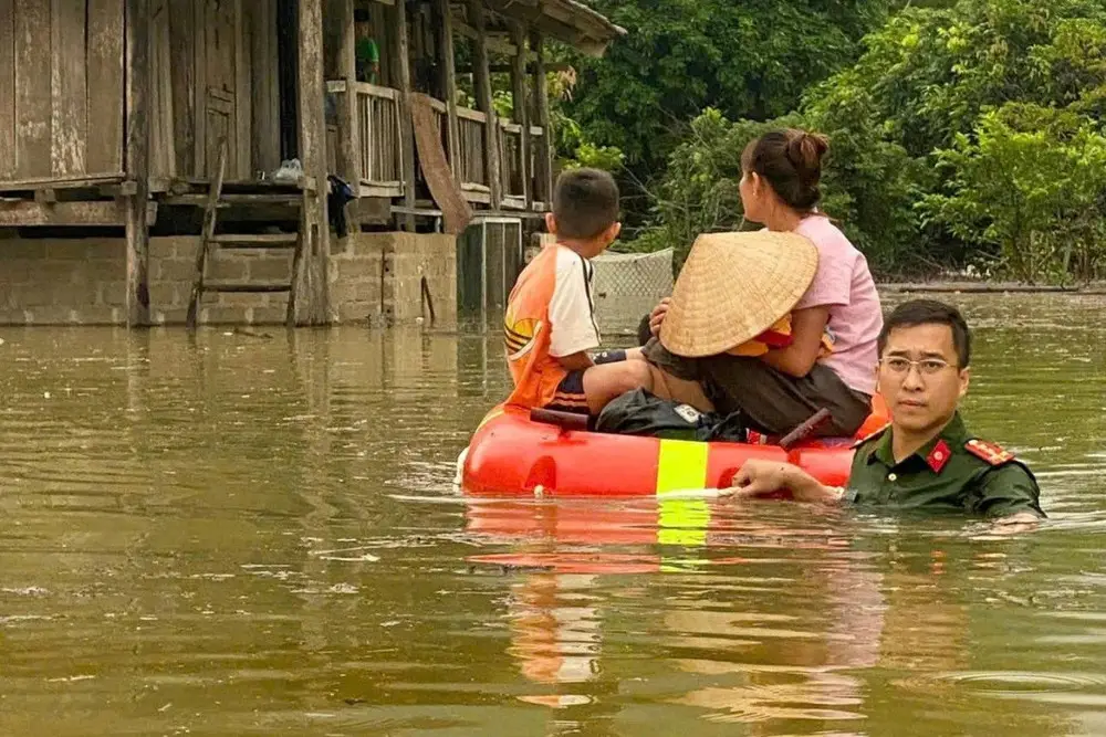 Lũ lụt: Kiên cường, hy vọng vươn lên.