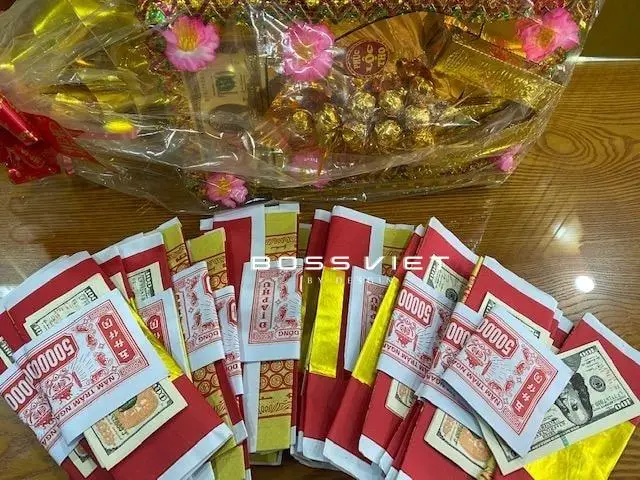 Bày trí các loại vàng mã phổ biến.