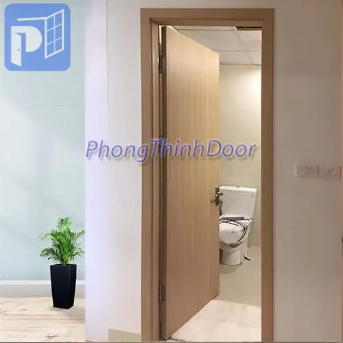 Che cửa nhà vệ sinh bằng gỗ.