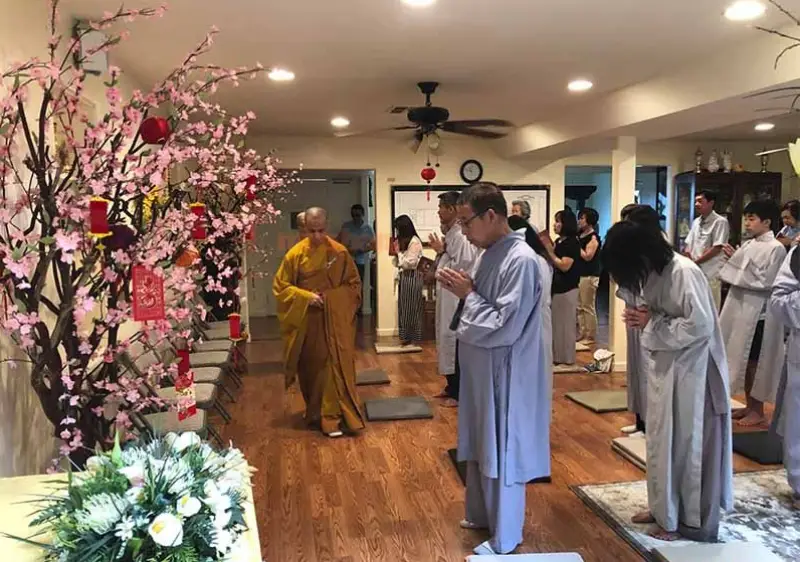 Tâm Linh Gia Đạo: Quy Cách Sắp Đặt Đĩa Bát Tràng Thờ Cúng Chuẩn Mực 7 Gia đình thực hiện nghi lễ cúng bái trang nghiêm