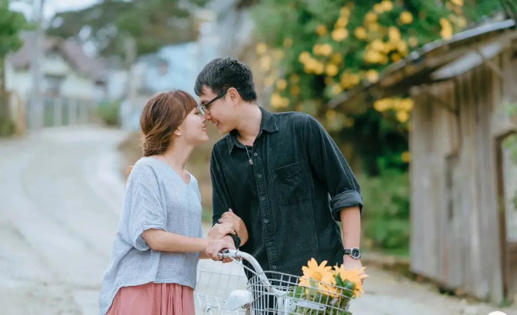 Nằm mơ thấy mình được cầu hôn: Điềm lành hay thử thách tình cảm? 4 Phụ nữ mơ mộng tình yêu hôn nhân.