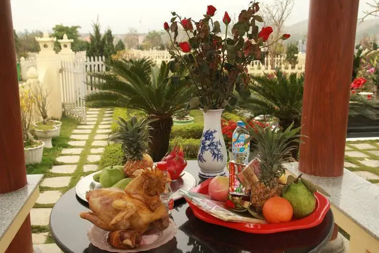 Gia đình cúng bái thành tâm tại nhà.