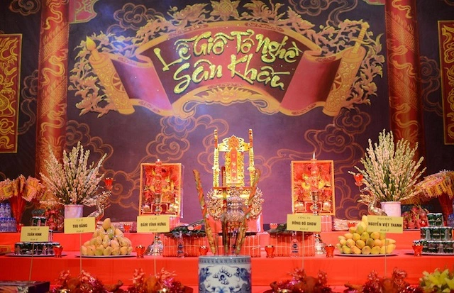 Bàn thờ tổ nghề trang nghiêm, khói hương thành kính.