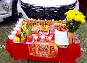Mâm cúng xe mới trang trọng, lễ vật đầy đủ.
