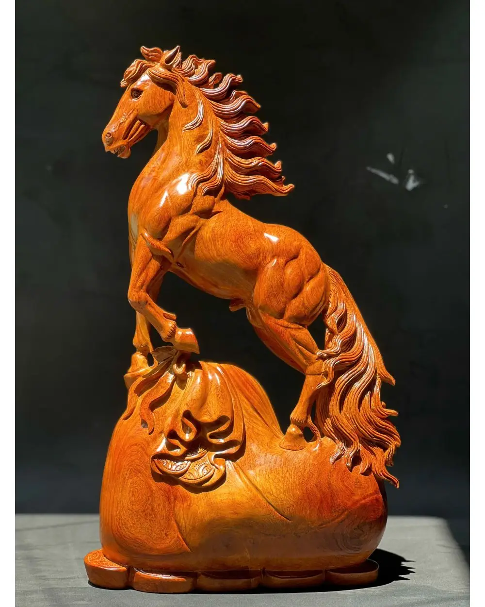 Linh Vật Phong Thủy Hợp Tuổi Dần: Khám Phá Bí Quyết Vượng Khí, May Mắn Trọn Đời 6 Linh vật Ngựa Chó Heo chạm khắc tinh xảo.