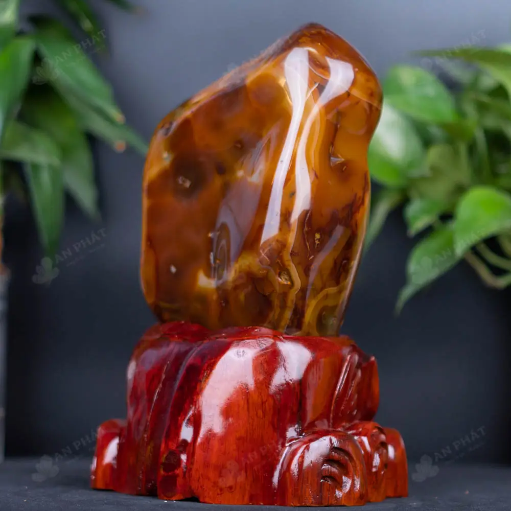 Vòng Mã Não Đỏ cho Người Tuổi Sửu: Khai Mở Vận Khí, Cát Tường Bình An 4 Cận cảnh mã não đỏ vân đá tự nhiên.