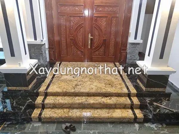 Cửa Chính Thấp Hơn Nền: Kiêng Kỵ, Tác Hại Và Giải Pháp Chuẩn Phong Thủy 4 Cửa chính có bậc tam cấp cân bằng độ cao nền.