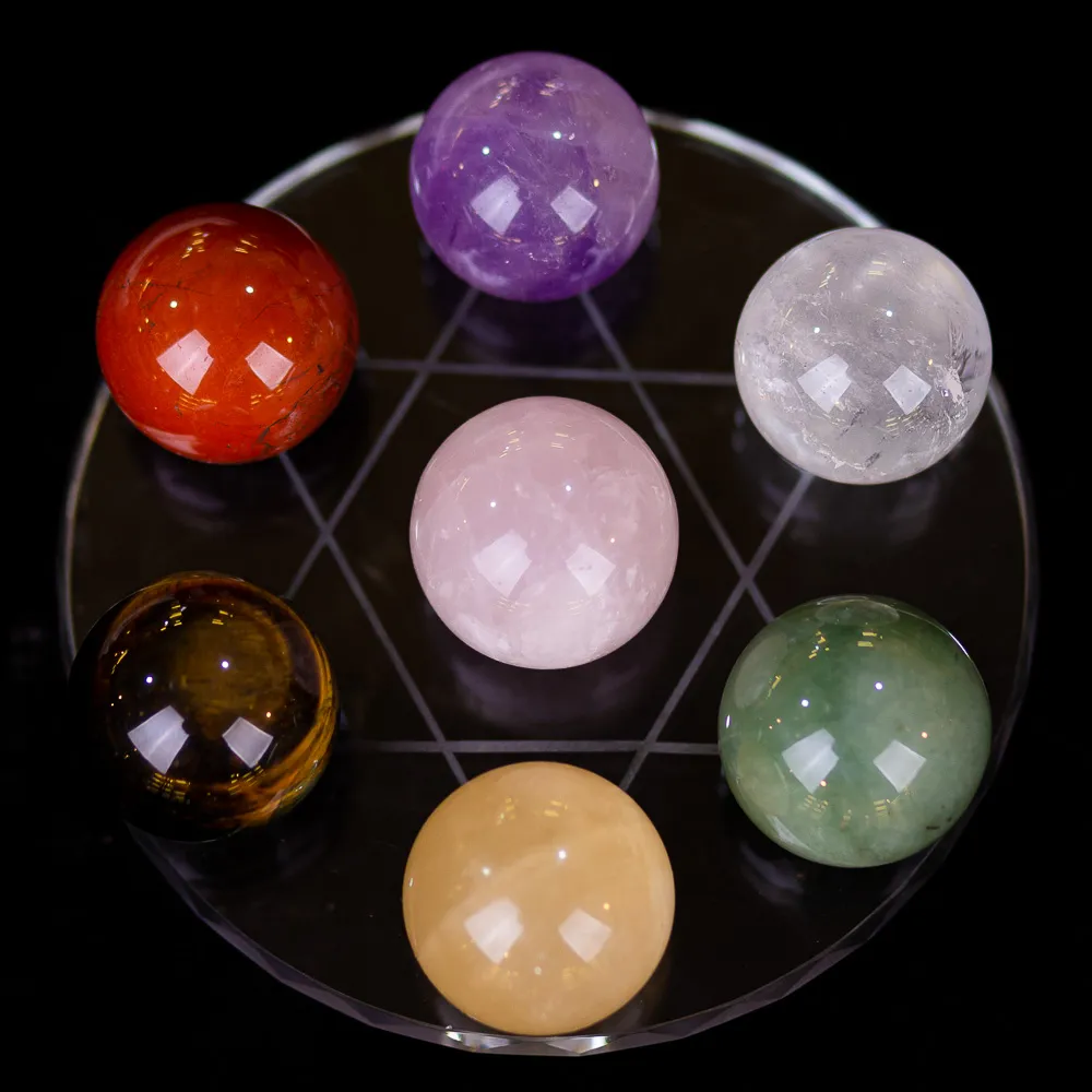 Vòng đá phong thủy đa sắc trên bàn làm việc.