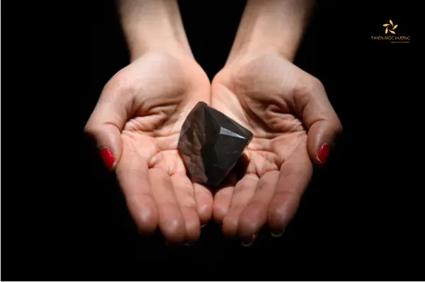 Bàn tay nắm đá quý: May mắn, Giải tỏa.