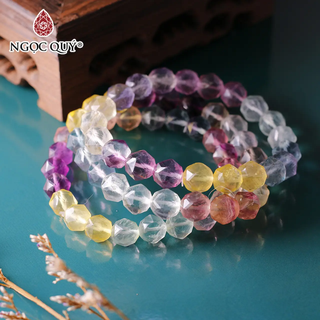 Vòng đá tròn mịn và đá facet lấp lánh.