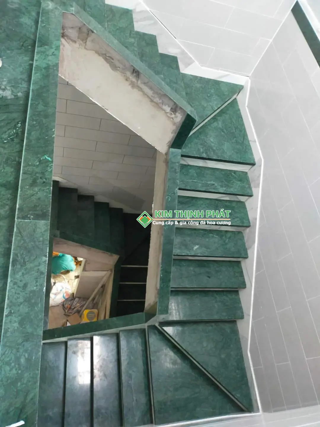 Kiêng kỵ cầu thang 4 bậc: Giải mã và hóa giải chuẩn Phong thủy 7 Cầu thang xanh mát, ngập tràn ánh sáng.