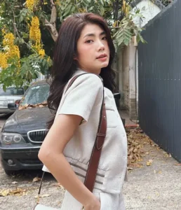 Cô gái điềm đạm, tự tin với vòng ngọc bích.