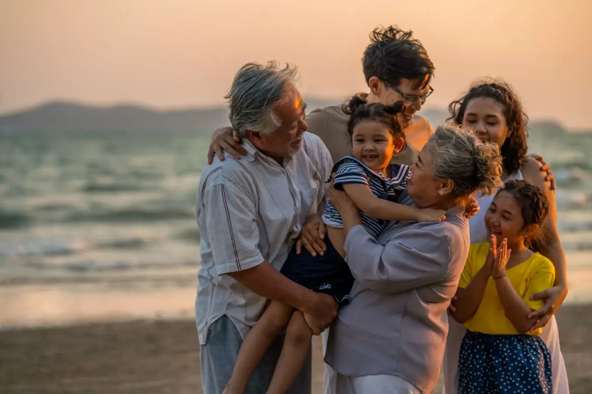 Mơ Thấy Bố Mẹ Trẻ Lại: Giải Mã Điềm Báo Sâu Sắc Và Lời Khuyên 3 Gia đình trẻ hạnh phúc quây quần tươi tắn.