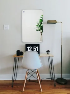 Làm việc, gương sau lưng: Ám ảnh.