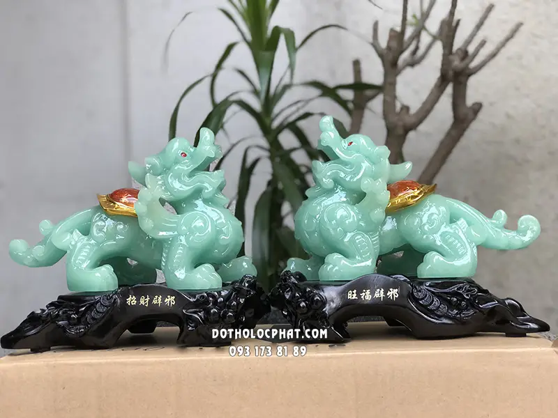 Tỳ Hưu đôi trên bàn làm việc, cân đối, hướng ngoại.