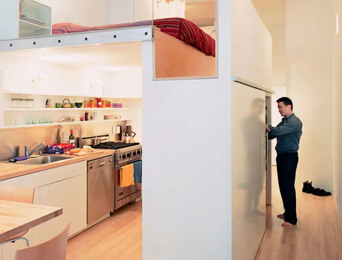 Bếp đối diện giường ngủ trong không gian studio.