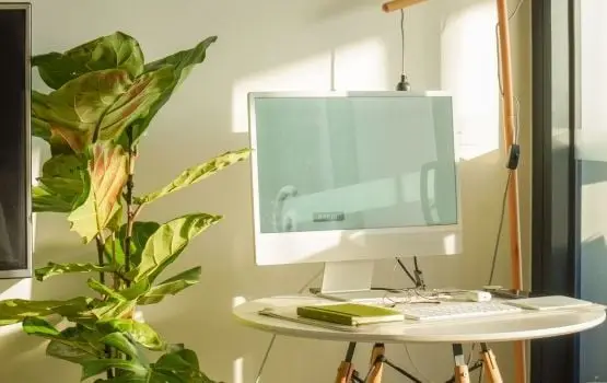 Góc làm việc hiện đại vàng: Sáng tạo, thu hút tài lộc.