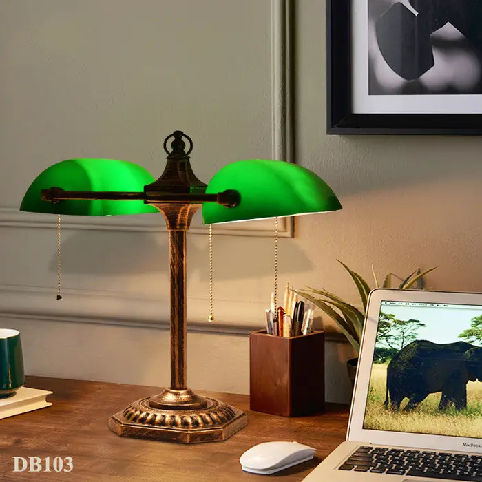 Bàn làm việc gọn gàng, đèn bàn ấm cúng.