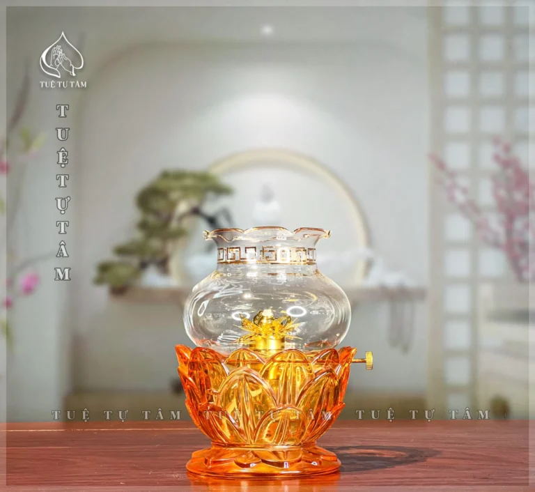 Đèn dầu thờ cúng: Đa dạng chất liệu, hoa văn.