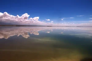 Ao Hồ Tĩnh Lặng Phản Chiếu Bầu Trời