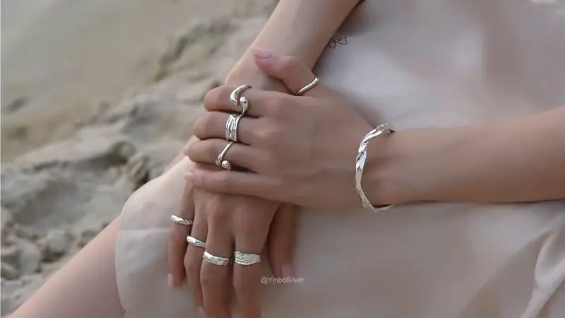 Giải Mã Vòng Bạc Phong Thủy: Ý Nghĩa & Cách Chọn Chuẩn Xác 7 Bàn tay đeo vòng bạc tinh tế