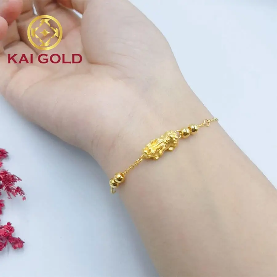 Bàn tay đeo vòng vàng phong thủy tự nhiên