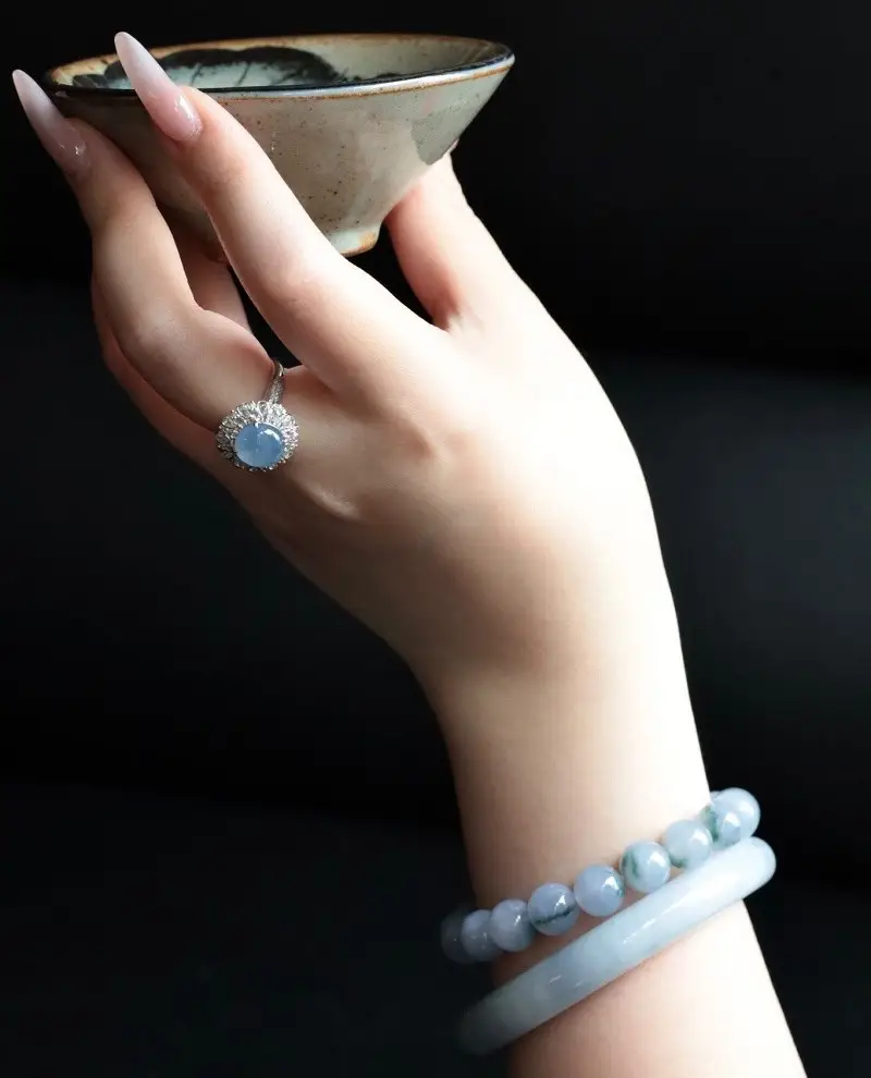 Khám Phá Ý Nghĩa Vòng Phong Thủy: Năng Lượng Cân Bằng Cuộc Sống 7 Đeo vòng phong thủy: Cân bằng năng lượng kép.