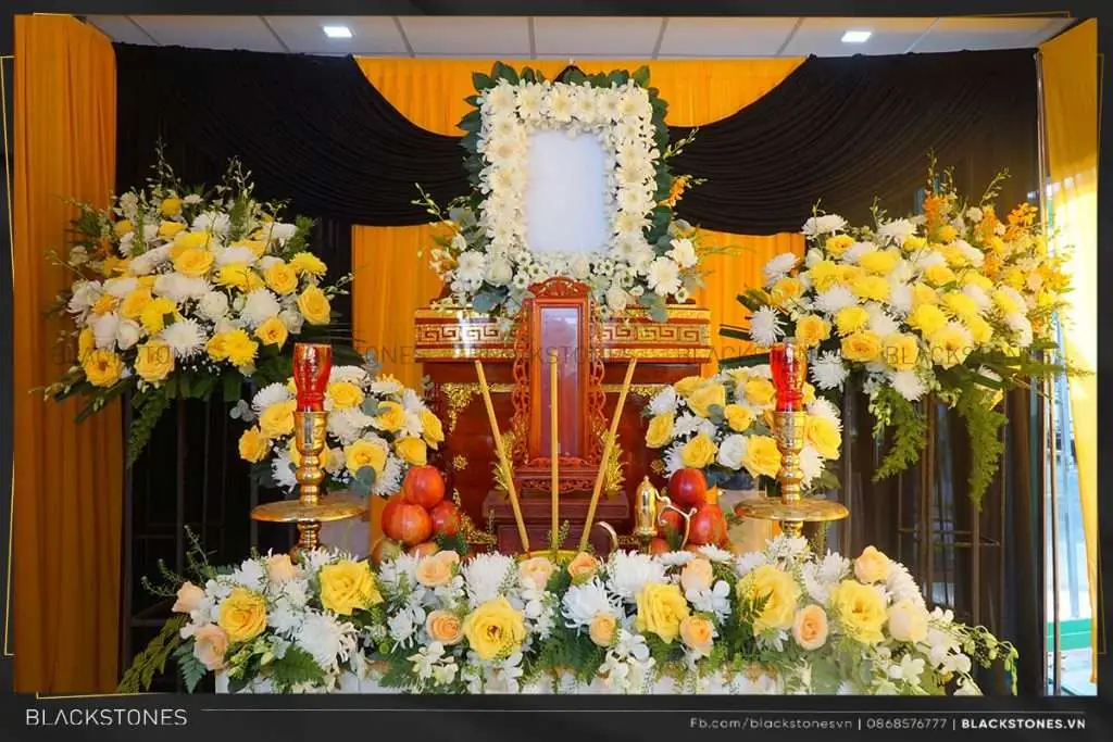 Giải Mã Nằm Mơ Thấy Nói Chuyện Với Người Đã Mất: An Tâm Sống Thiện 5 Bàn thờ gia tiên tưởng nhớ người đã khuất.