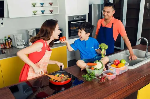 Nấu ăn vun vén: Hạnh phúc gia đình.